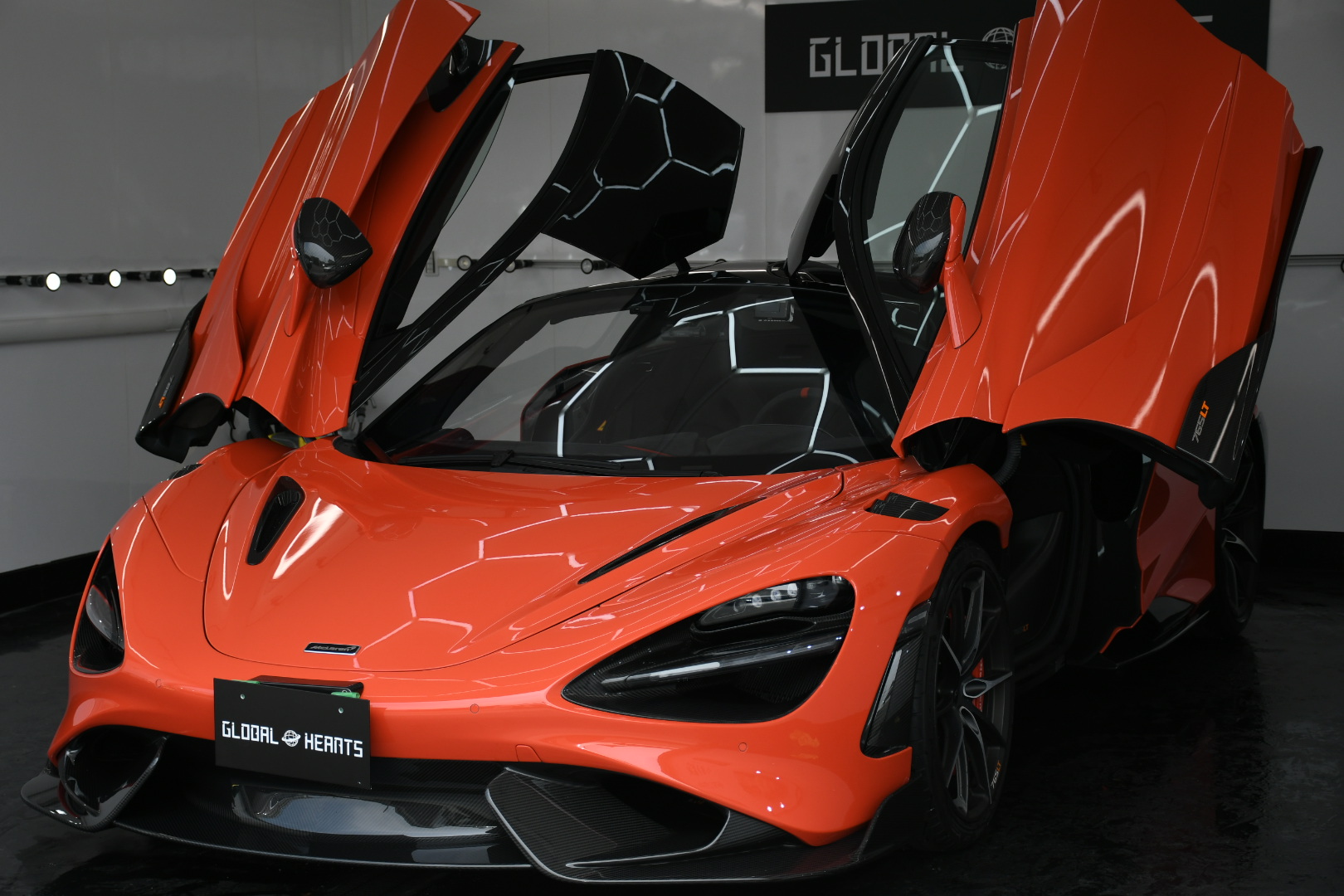 McLaren 720S × GTECHNIQ Crystal Serum Black